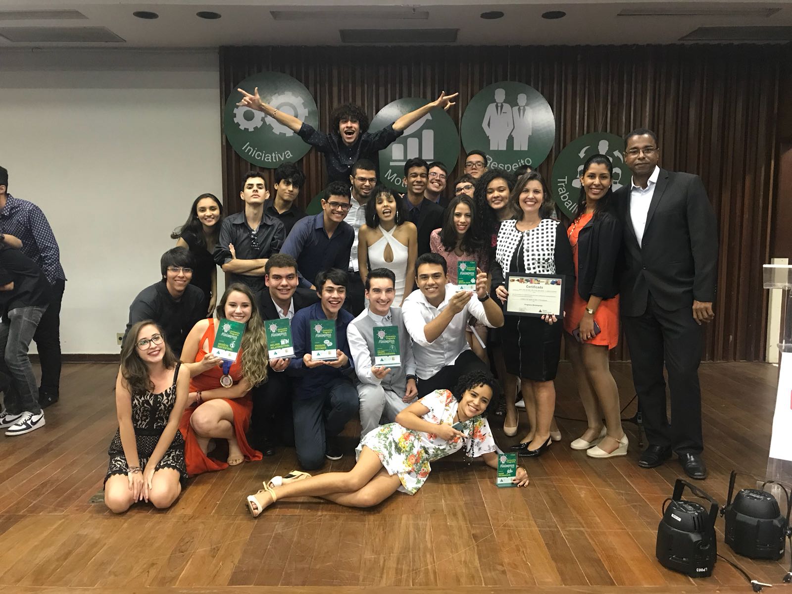 Equipe da Jaguarde exibe os sete prêmios recebidos na formatura do Programa Miniempresa